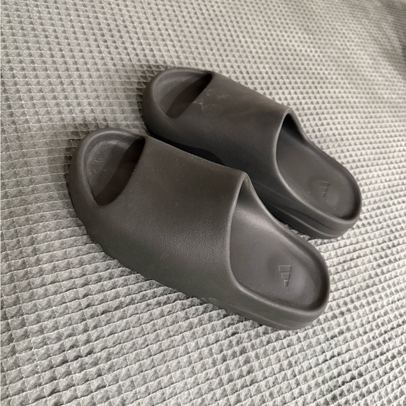 Yeezy Slides - Dark Onyx - Picture 1 of 2